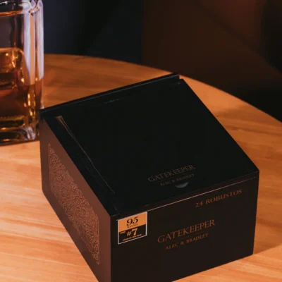 Alec Bradley Gatekeeper Robusto – EP Carrillo İmzalı 24’lü Puro (95 Puanlık) Fiyatı, Ölçüleri ve Tadım Notları
